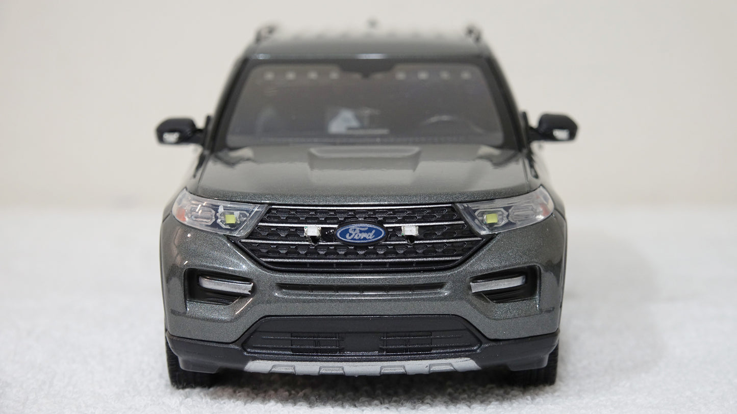 1/24 scale Civilian Gray Undercover Police 2022 Ford Explorer with custom added lights and siren. !!FREE SHIPPING!!