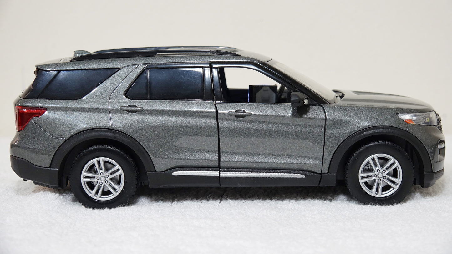 1/24 scale Civilian Gray Undercover Police 2022 Ford Explorer with custom added lights and siren. !!FREE SHIPPING!!
