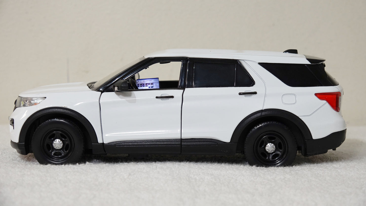 1/24 scale White Undercover Police 2022 Ford Explorer with custom added lights and siren. !!FREE SHIPPING!!