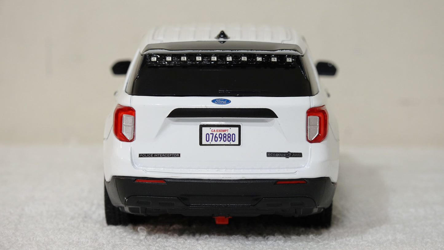 1/24 scale White Undercover Police 2022 Ford Explorer with custom added lights and siren. !!FREE SHIPPING!!