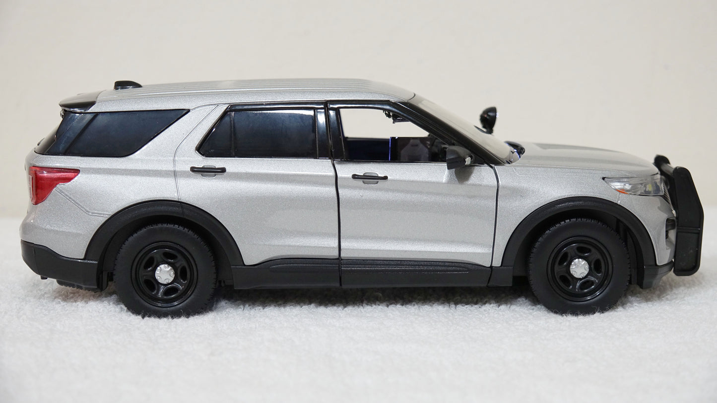 1/24 scale Silver Undercover Police 2022 Ford Explorer with custom added lights and siren. !!FREE SHIPPING!!