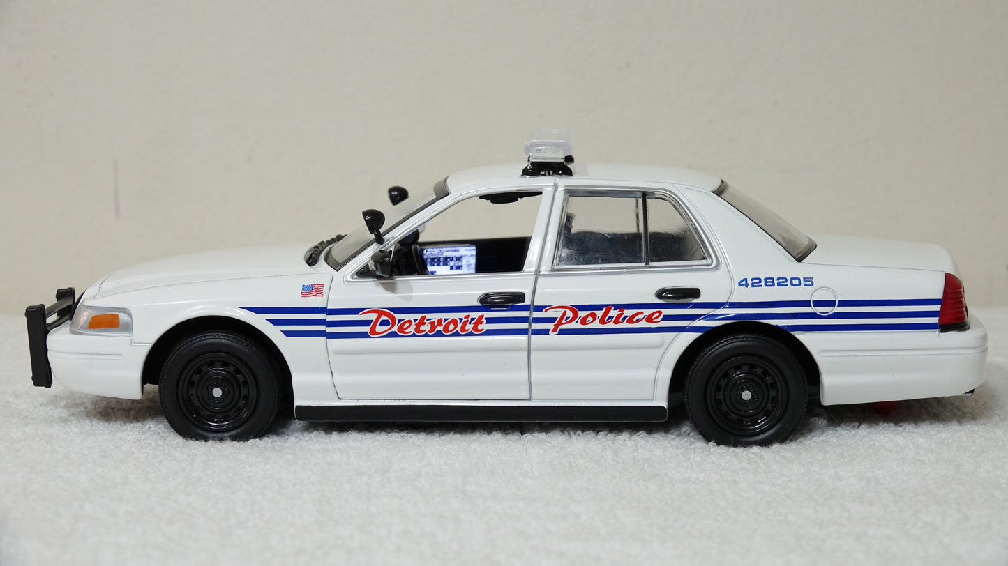 1/24 scale Detroit Police 2008 Ford Crown Victoria with Lights and Siren !!FREE SHIPPING!!