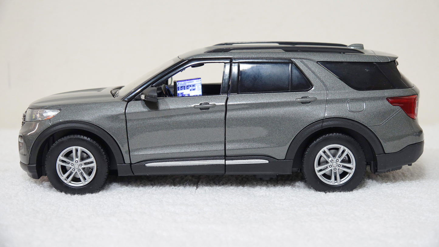 1/24 scale Civilian Gray Undercover Police 2022 Ford Explorer with custom added lights and siren. !!FREE SHIPPING!!