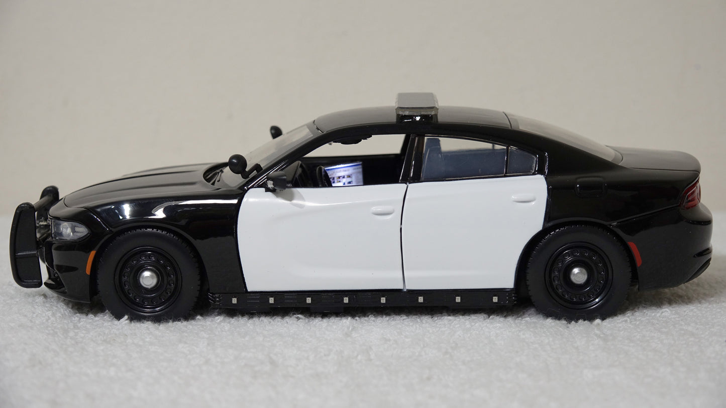 1/24 scale Unmarked Police Black & White 2023 Dodge Charger with custom added lights and siren. FREE SHIPPING!!