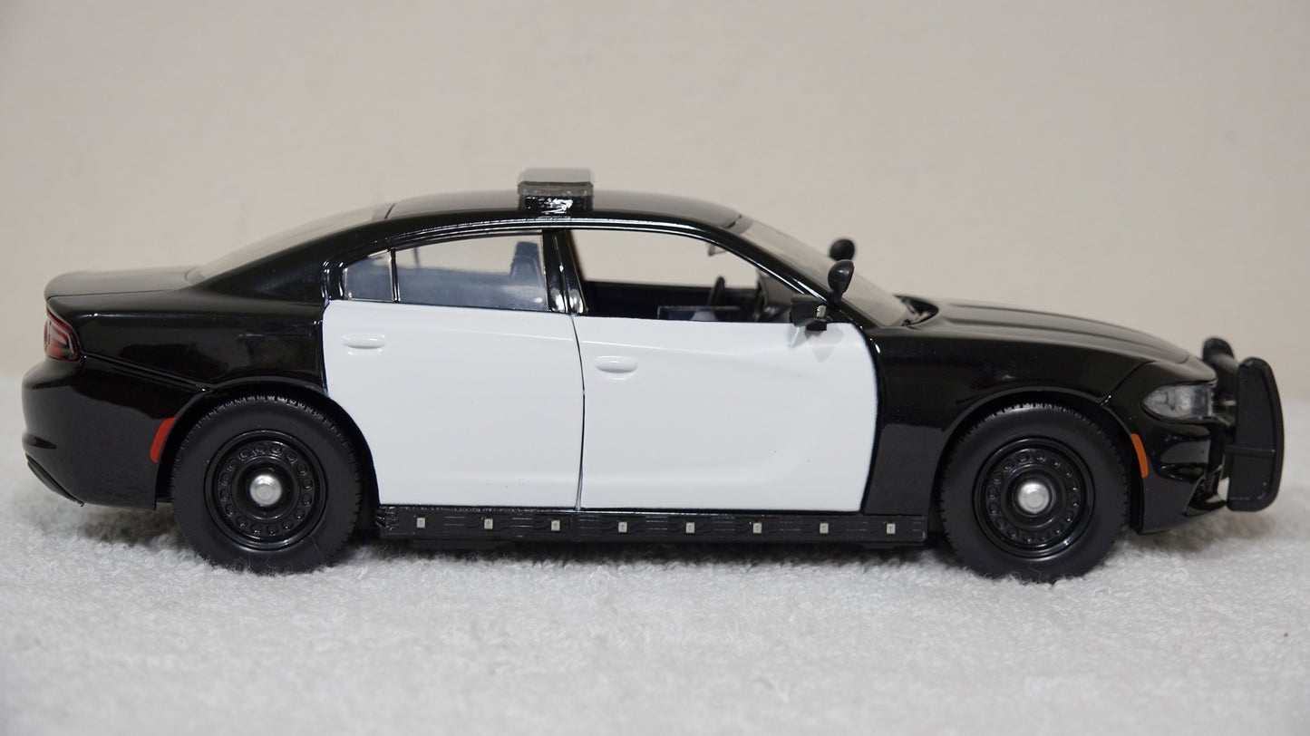 1/24 scale Unmarked Police Black & White 2023 Dodge Charger with custom added lights and siren. FREE SHIPPING!!