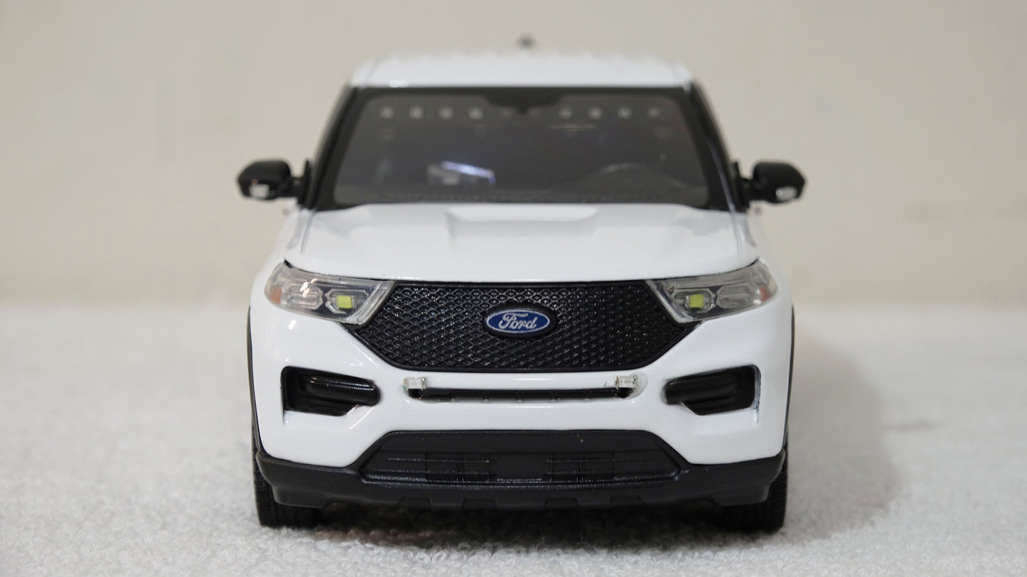 1/24 scale White Undercover Police 2022 Ford Explorer with custom added lights and siren. !!FREE SHIPPING!!