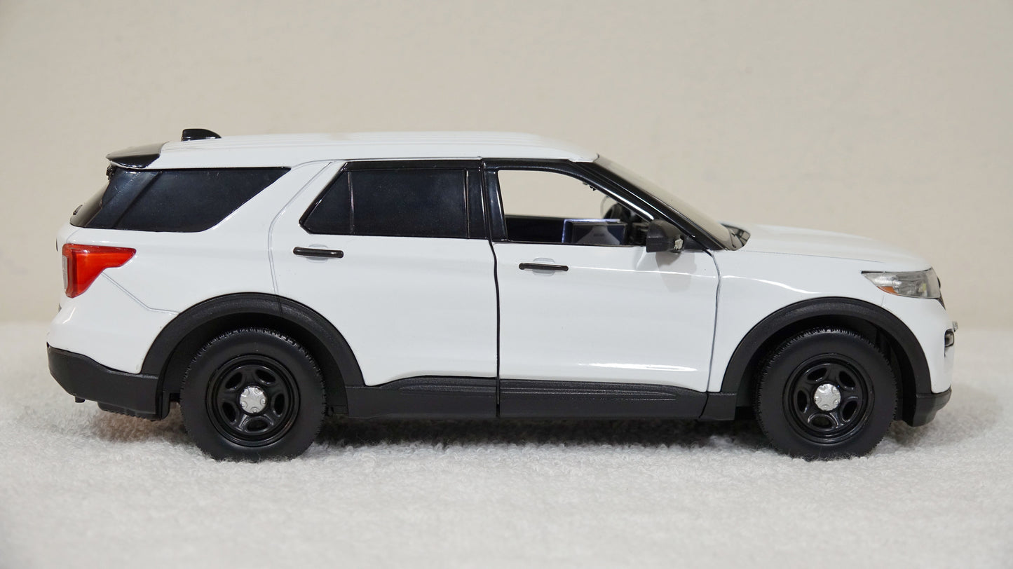 1/24 scale White Undercover Police 2022 Ford Explorer with custom added lights and siren. !!FREE SHIPPING!!